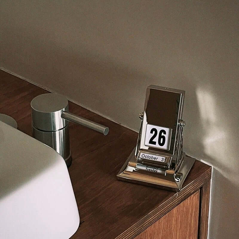 Timeless Rotating Desk Date Keeper
