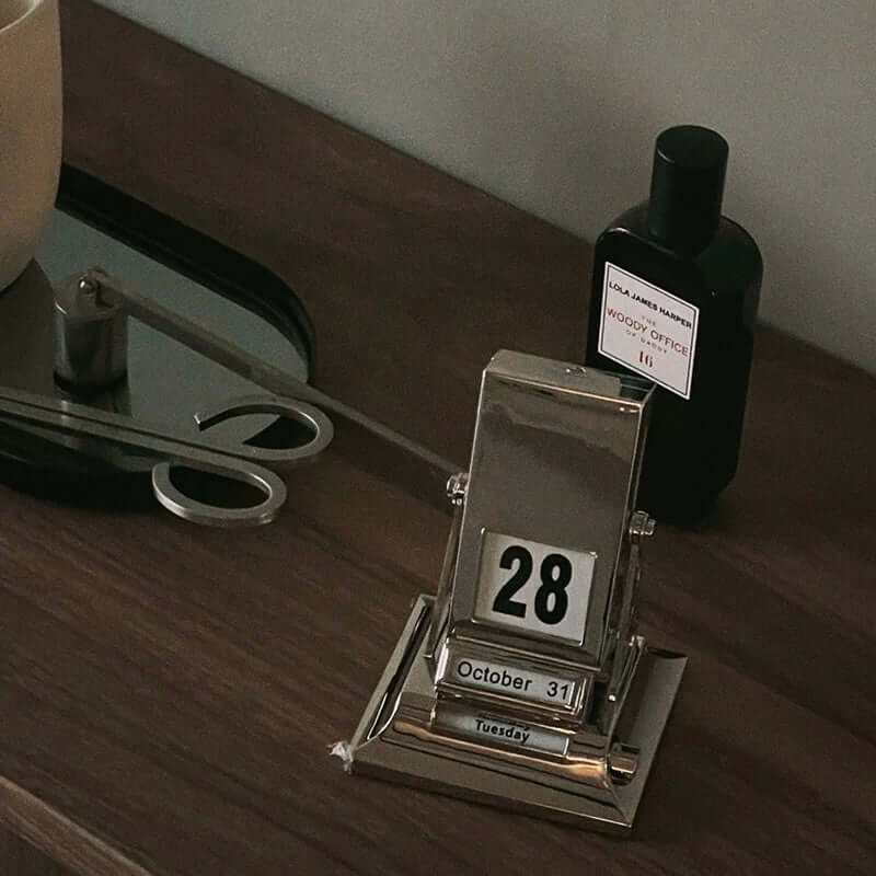 Timeless Rotating Desk Date Keeper