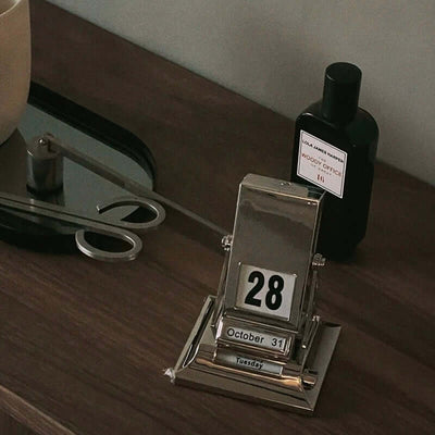 Timeless Rotating Desk Date Keeper