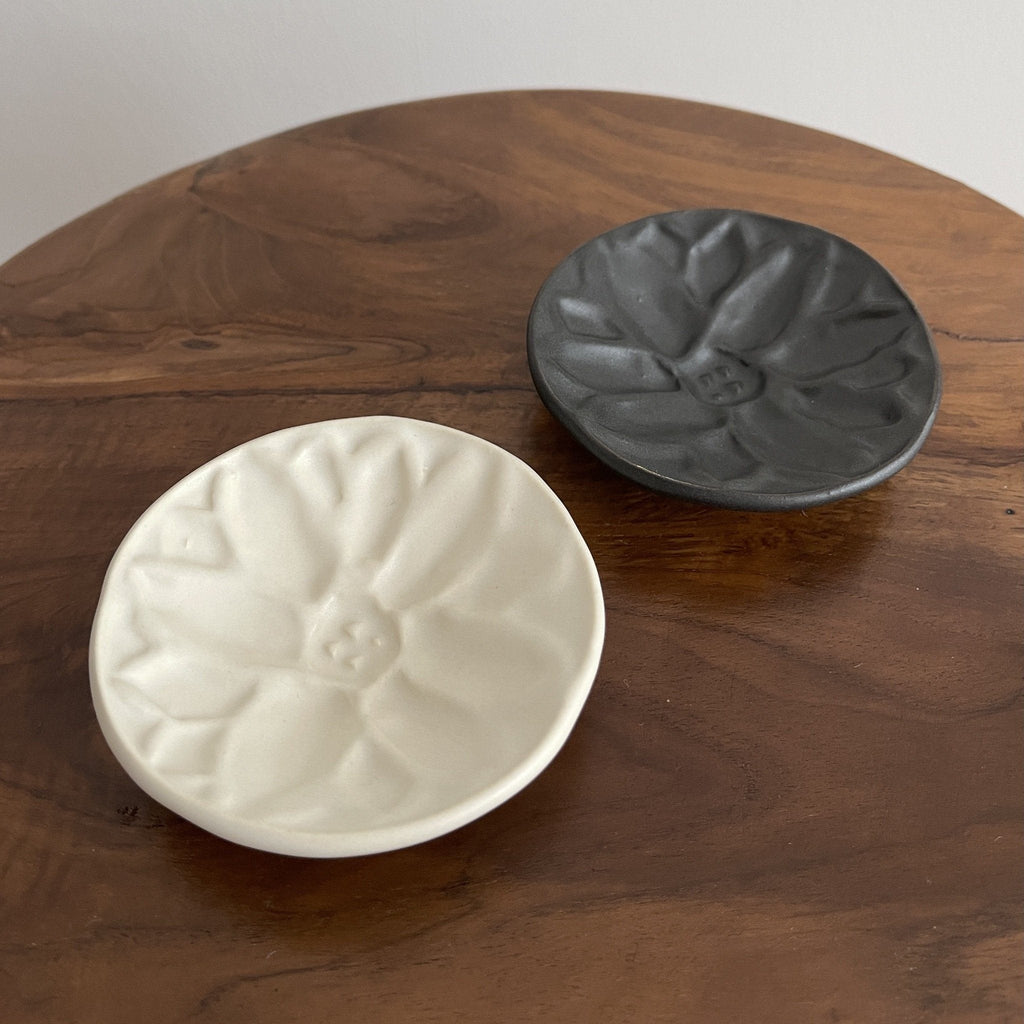 Mame Plate Elegant Black & Innocent White Set