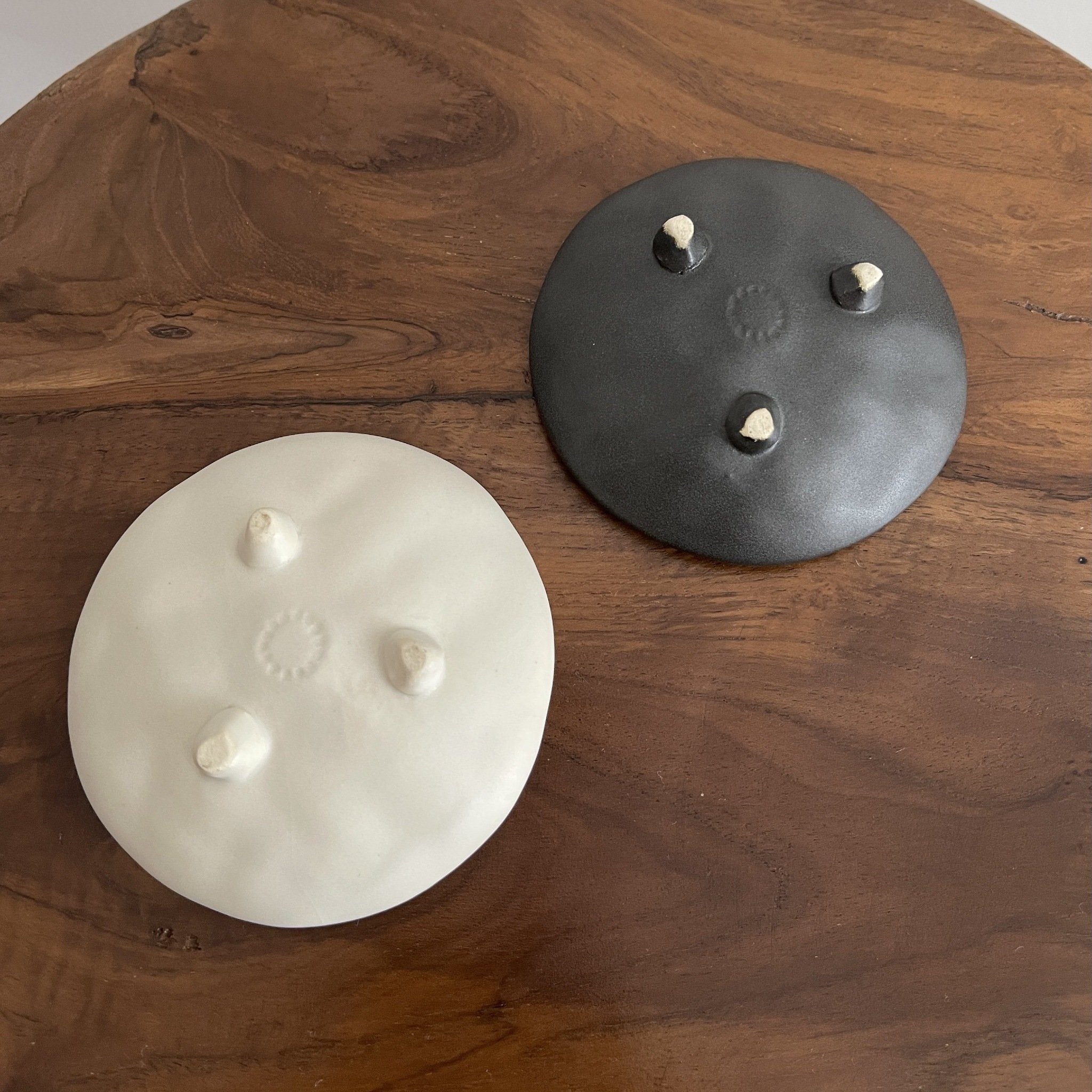 Mame Plate Elegant Black & Innocent White Set